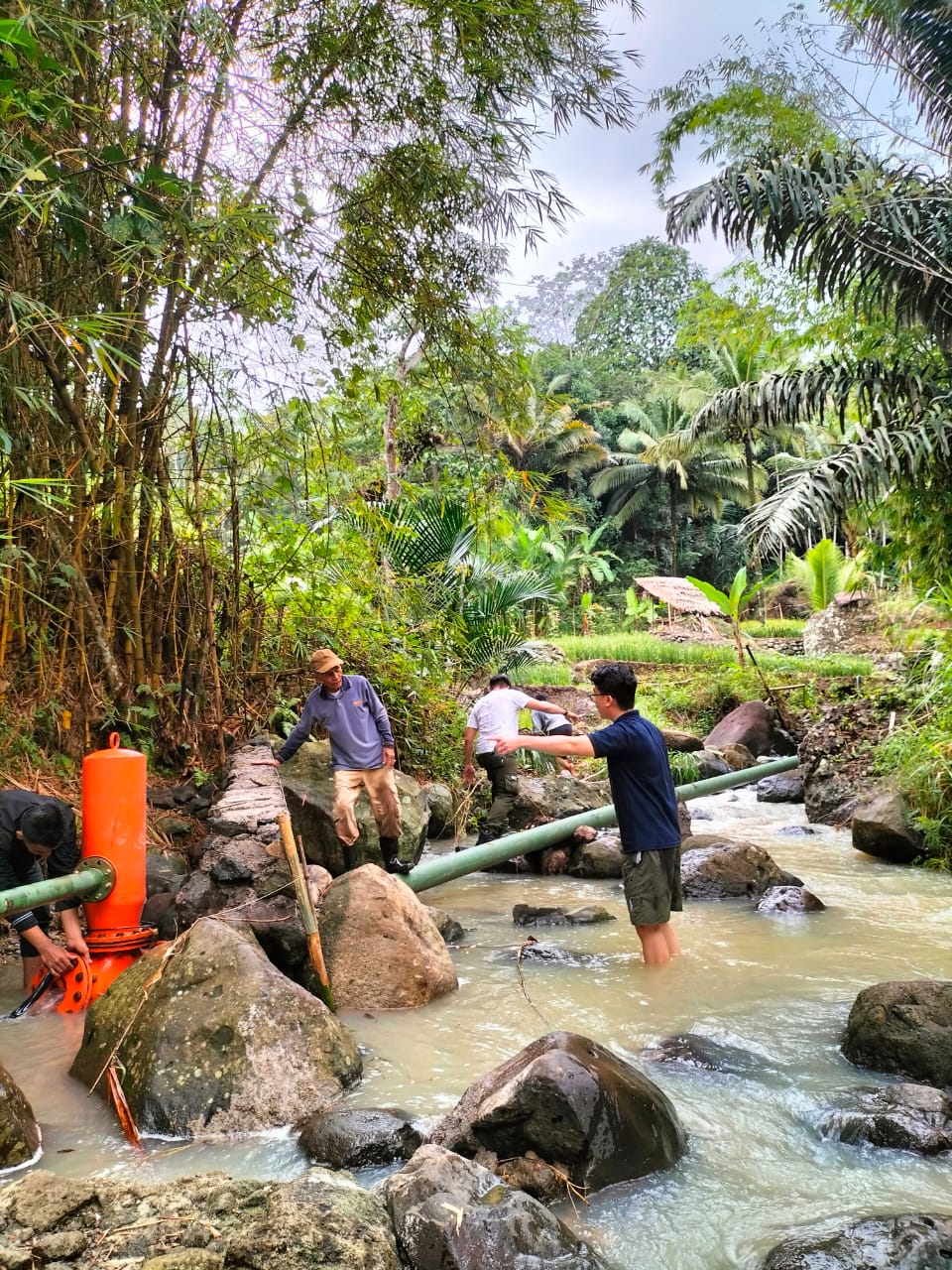 Pemanfaatan Dan Distribusi Air Sungai Untuk Kebutuhan Air di Kampung Bojong Sirna, Desa Simpang, Kecamatan Cibalong, Garut Selatan