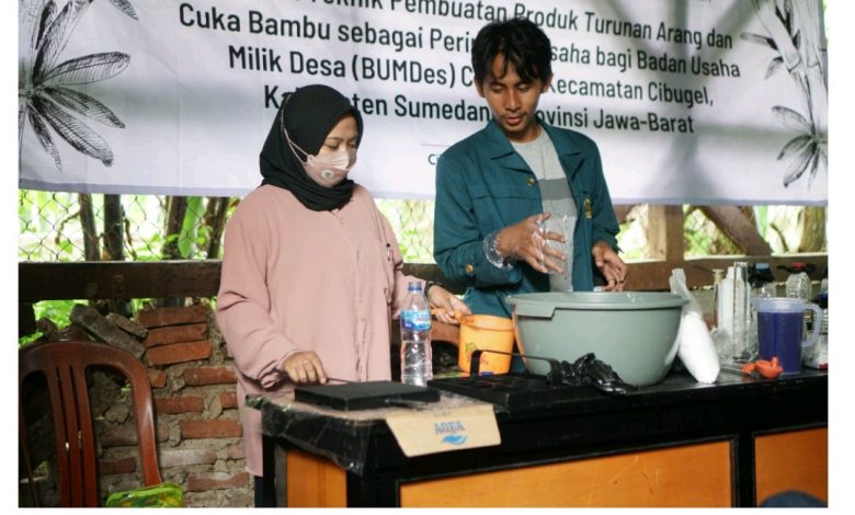 Pelatihan Lanjutan Pengolahan Arang dan Cuka Bambu untuk Meningkatkan Pendapatan Masyarakat di Desa Cibugel, Kecamatan Cibugel, Kabupaten Sumedang