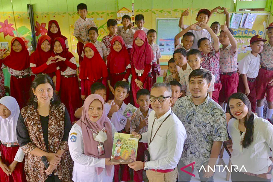 Pembuatan Buku Edukasi Anak untuk Peningkatan Kesadaran terhadap Kondisi Tektonik dan Potensi Bencana Gempa Lepas Pantai di Pulau Selayar Sulawesi Selatan